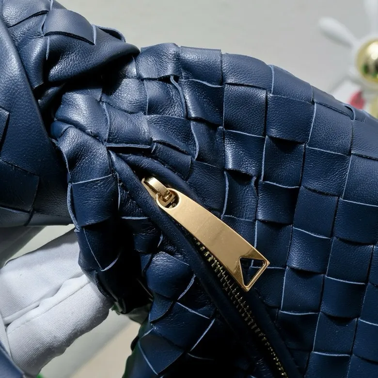 Batch 1860 large Jodie handbag, new arrival in early spring#, cool style, retro style, full of vitality, free and easy, distinctive personality brings multi-layered charm to daily wardrobe~ 🔝The soft and flowing fabric conveys a soft touch# A relaxed and comfortable feeling is newly interpreted in the silhouette· Croissant woven sheepskin Size: width 40 height 48 thickness 16 [6698#]